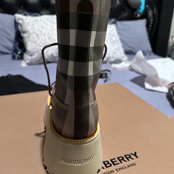 Only worn once to dinner - Picture 3 of 7